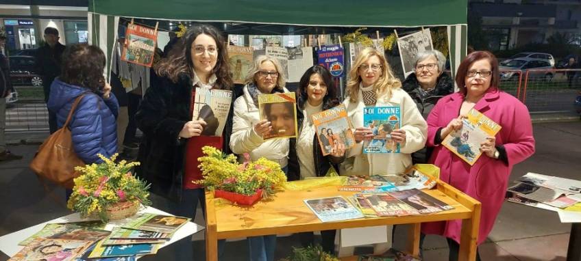 Foto: Castellaneta (Ta): le copertine di NOIDONNE in mostra